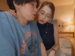 Đôi bạn trẻ chưa vị thành niên chưa dám cho vào