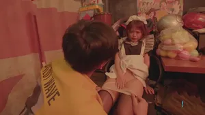 Anh sếp đang gọi điện với vợ yêu mà cô nhân viên cứ gạ tình