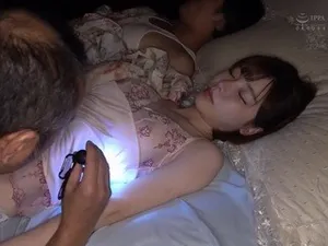 đôi bà xã gã chồng trẻ chuyển đến nơi ở mới nào ngờ bị gã vô gia cư theo dõi