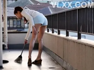 Cô gái tóc vàng bú cu ở bãi biển - xuất tinh vào miệng - Ngoài trời